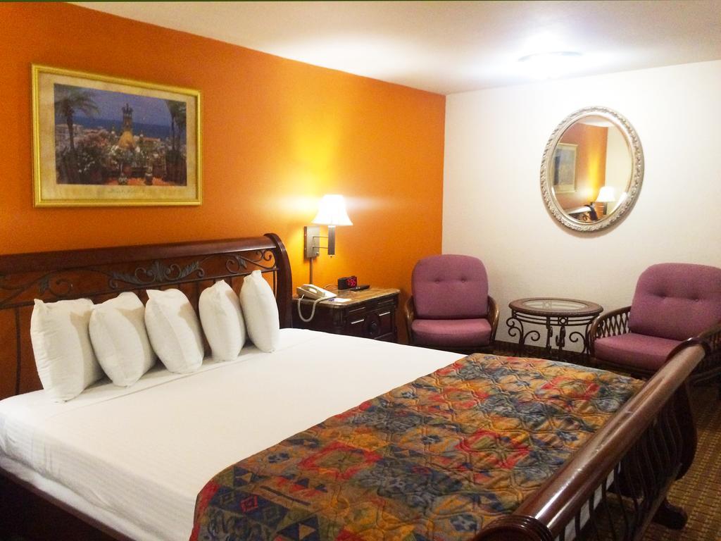 Days Inn Harbor View San Diego Room photo