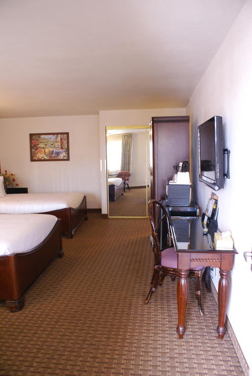 Days Inn Harbor View San Diego Room photo